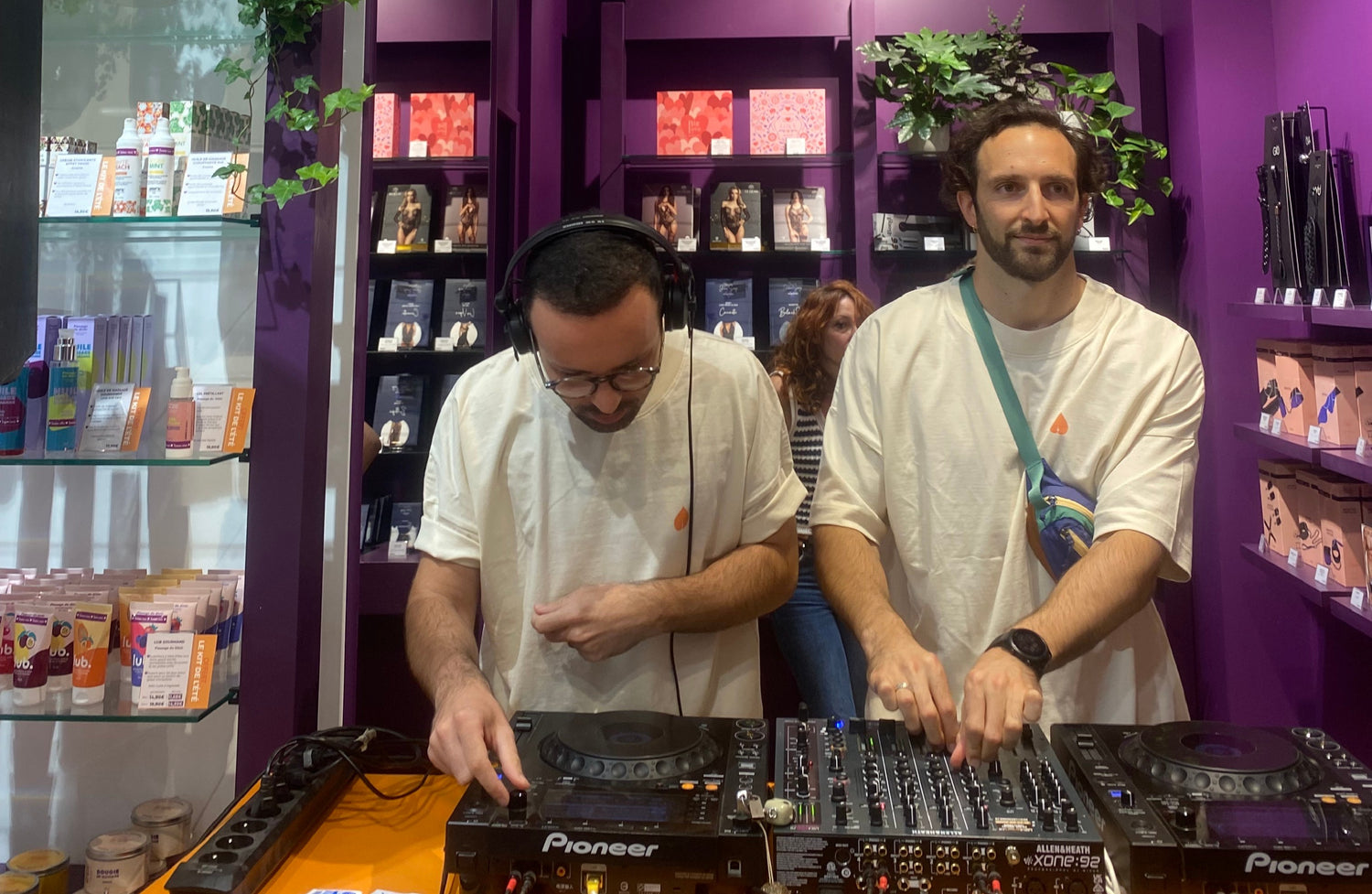 AMBIANCE SURVOLTÉE ET DANCEFLOOR DÉCALÉ